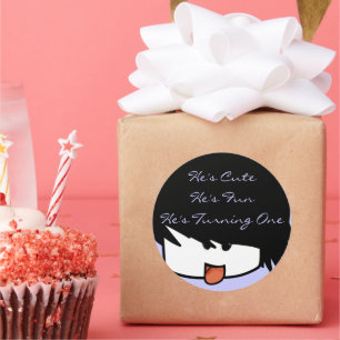 Sticker Rond Il est mignon, il est un qu'il tourne