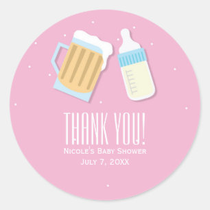 Sticker Rond Il y a un bébé brassant de la bière Mugs rose Douc