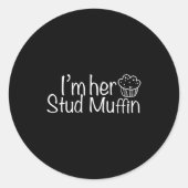 Sticker Rond Im Her Stud Muffin Funny Couples Valentine Day App (Devant)
