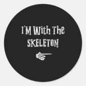 Sticker Rond I'm With Skeleton Halloween Costume Funny Couples  (Devant)