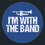 Sticker Rond I'm With The Band Funny Trumpet<br><div class="desc">Un cool de la bande de marche design humour pour un geek de la bande qui joue de la trompette qui lit I'm With the Band dans la police grunge. Drôle cadeau trompette bleu.</div>