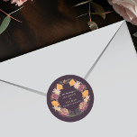 Sticker Rond Imaginaire Enchantée jardin floral mariage<br><div class="desc">Elégante,  fantaisiste,  Imaginaire Enchantée Jardin Floral design parfait pour une fête enchantée sur le thème de la forêt. Ce design présente des éléments floraux dans un cadre de feuilles verts et des accents dorés. Correspondance d'articles dans notre boutique pour un thème de fête complet.</div>