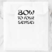 STICKER ROND INCLINEZ-VOUS DEVANT VOTRE SENSEI 2 (Sac)