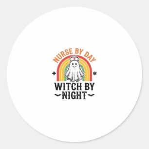 Sticker Rond Infirmière le jour, sorcière la nuit, design fantô