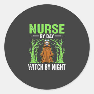 Sticker Rond Infirmière le jour, sorcière la nuit, design Hallo