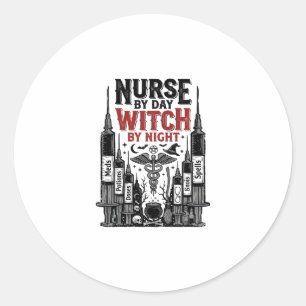 Sticker Rond Infirmière le jour sorcière la nuit Design Hallowe