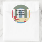 Sticker Rond Infirmière retraitée. À la Plage. (Sac)