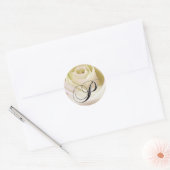 Sticker Rond Initiale rose nuptiale blanche P d'autocollant de (Enveloppe)