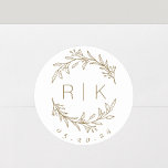 Sticker Rond Initiales botaniques en or moderne Monogramme Mari<br><div class="desc">Autocollants monogrammes mariages sur mesure avec élégante couronne botanique en or brun dessinée à la main avec initiales du couple et date du mariage. Parfait pour le mariage,  sauvez les dates,  enveloppes,  emballages de mariage et plus encore.</div>