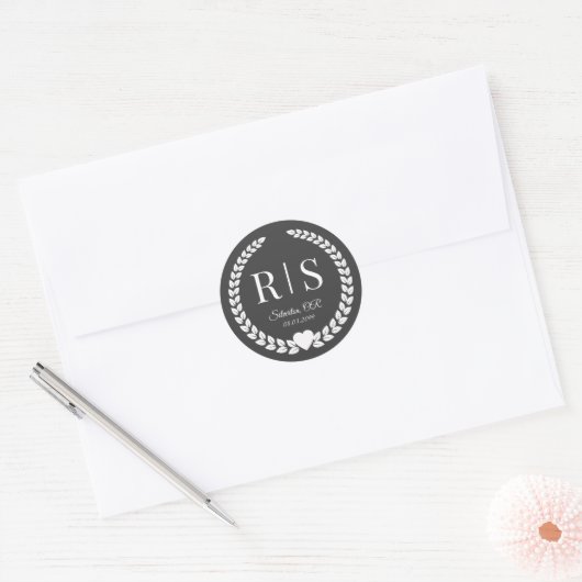 Sticker Rond Initiales de mariage en gris charbon profond (Enveloppe)
