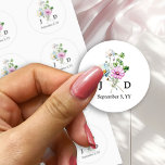 Sticker Rond Initiales de mariée et de chambre Fleur sauvage Po<br><div class="desc">Autocollant mariage fleur sauvage avec initiales de mariée et mariée et pochette de fleurs sauvages. Ambiance florale aquarelle avec fleurs sauvages et verdure dans les tons rose vert et blanc. Pour coordonner les invitations, la papeterie, les jeux et le décor de jour d'événement, s'il vous plaît parcourez ma collection de...</div>
