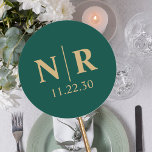 Sticker Rond Initiales mariage Monogramme Et Groom<br><div class="desc">Découvrez l'essence de votre union avec notre monogramme mariage personnalisable, avec vos initiales délicatement liées dans un design minimaliste. L'étonnante teinte vert émeraude symbolise la croissance et l'harmonie, tandis que les accents d'or exsument le luxe et l'opulence, faisant de ces autocollants un complément exceptionnel à votre papeterie mariage. Que vous...</div>
