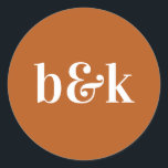 Sticker Rond Initiales minimaux Monogrammes modernes Cl Mariage<br><div class="desc">Design mariage moderne, minimaliste, minimaliste avec de grandes lettres en gras dans la couleur orange : orange brûlé (couleur, police, texte, taille peuvent être changés). Avec les monogrammes de date et de mariée et mariée (initiales). Stickers / sceaux pour enveloppes faire-part de mariage. Parfait pour ce jeune couple pour mariage...</div>