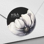 Sticker Rond Initiales Monogrammes modernes Mariage noir<br><div class="desc">Design mariage moderne moderne, noir et blanc, mignon et sobre. Un look classique mais fantaisiste avec des fleurs noires, grises et crème avec des polices blanches et des lettres modernes. Modifiez tout le texte à vos propres informations. Vous pouvez même changer la couleur arrière - plan à tout ce que...</div>