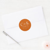 Sticker Rond Initiales Monogrammes sur Mariage orange brûlé (Enveloppe)