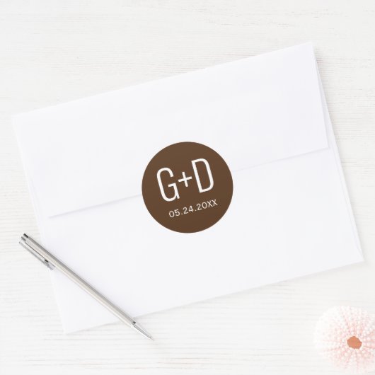 Sticker Rond Initiales simples et élégantes mariage marron (Enveloppe)