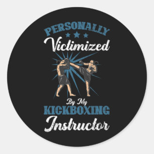 Sticker Rond Instructrice de kickboxing Drôle de kick boxeur Bo