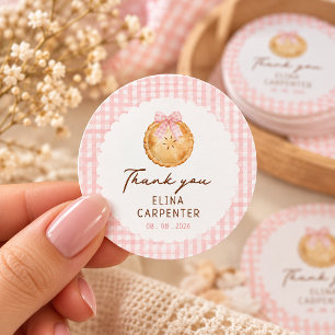 Sticker Rond Invitation Baby Shower "Cutie Pie" à carreaux rose