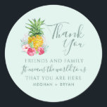 Sticker Rond Island Paradise Beach Wedding Favor<br><div class="desc">Mariage préférez des autocollants pour votre mariage sur la plage avec une jolie fleur tropicale et un design d'ananas,  idéal pour remercier votre famille et vos amis d'avoir assisté à votre fête mariage. Voir la collection ci-dessous pour tous les éléments de coordination de cette conception.</div>