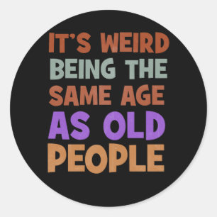 Sticker Rond It's Weird Being The Même Age As Old People Retro
