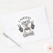 Sticker Rond J'ai besoin de plus de t-shirt vêtements esthétiqu (Enveloppe)