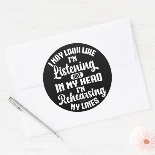 Sticker Rond J'ai peut-être l'air d'écouter, mais dans ma tête (Enveloppe)
