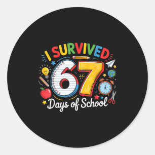 Sticker Rond J'ai survécu 67 jours d'école drôle 6 7 mème ensei
