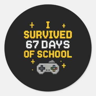 Sticker Rond J'ai survécu 67 jours d'école Drôle Gamer Étudiant