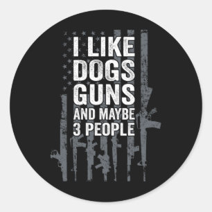 Sticker Rond J'aime les chiens les armes et peut-être 3 personn