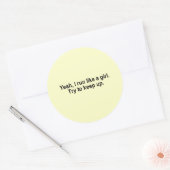 Sticker Rond je cours comme un t-shirt de fille (Enveloppe)