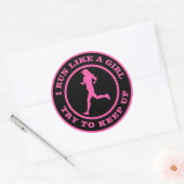 Sticker Rond Je Cours Comme Une Fille, Essaie De Continuer (Enveloppe)