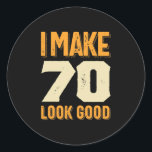 Sticker Rond Je fais 70 Look Good 70th Birthday Gift<br><div class="desc">Idée cadeau d'anniversaire parfait pour les hommes / les femmes - Je fais 70 Look Good tee. Un cadeau génial pour papa, frère, soeur, mari, petit ami, fils, oncle, neveu, petite amie, maman, mère, adulte, amis. Il est temps de faire la fête et de célébrer l'âge de 70 ans !...</div>