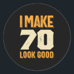 Sticker Rond Je fais 70 Look Good 70th Birthday Gift<br><div class="desc">Idée cadeau d'anniversaire parfait pour les hommes / les femmes - Je fais 70 Look Good tee. Un cadeau génial pour papa, frère, soeur, mari, petit ami, fils, oncle, neveu, petite amie, maman, mère, adulte, amis. Il est temps de faire la fête et de célébrer l'âge de 70 ans !...</div>