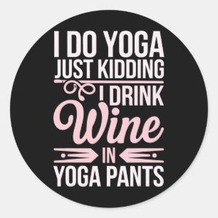 Sticker Rond Je fais du yoga, je rigole, je bois du vin en pant