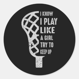 Sticker Rond Je Joue Comme Une Fille Essaie De Garder La Crosse