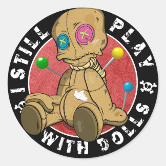 Sticker Rond Je joue encore avec des poupées. T-shirts