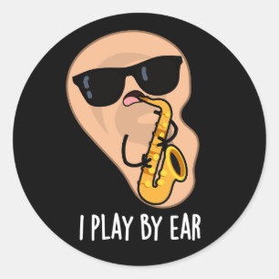 Sticker Rond Je Joue Par Ear Funny Saxophone Pun Dark BG