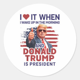 Sticker Rond Je L'Aime Quand Je Me Réveille Et Trump Est Le Pré
