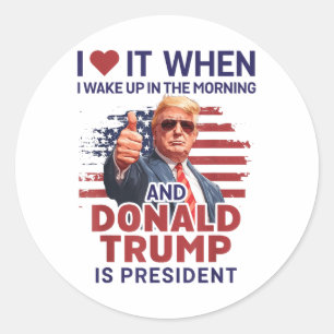 Sticker Rond Je L'Aime Quand Je Me Réveille Et Trump Est Le Pré