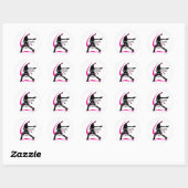 Sticker Rond Je lance comme une fille de softball rose (Feuille)