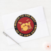 Sticker Rond Je Marche Au Bout De Mes Propres Tambours (Enveloppe)