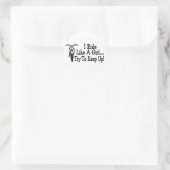 Sticker Rond Je Marche Comme Une Fille Essaie De Continuer À Mo (Sac)