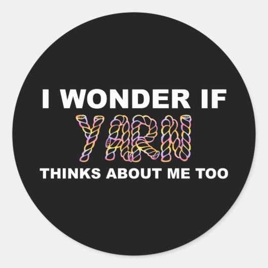 Sticker Rond Je Me Demande Si Yarn Pense À Moi Trop Tricot (Devant)