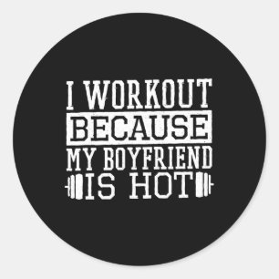 Sticker Rond Je M'Entraîne Parce Que Mon Copain Est Chaud
