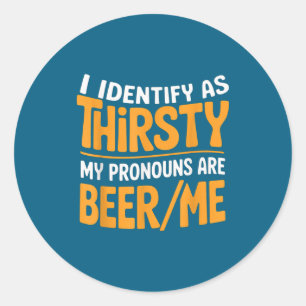 Sticker Rond Je m'identifie comme assoiffé, mes pronoms sont Bi