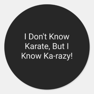 Sticker Rond Je ne connais pas le karaté mais je connais Karazy