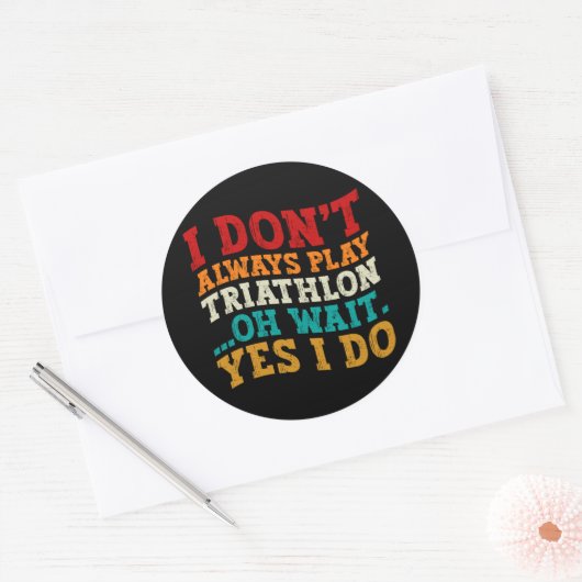 Sticker Rond Je ne joue pas toujours au triathlon Oh attendez O (Enveloppe)