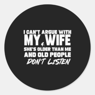 Sticker Rond Je ne peux pas discuter avec ma femme, elle est pl