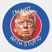 Sticker Rond Je ne suis pas avec Trump stupide (Devant)