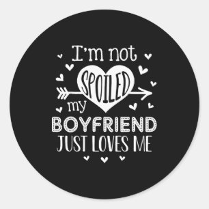 Sticker Rond Je ne suis pas gâtée, mon petit ami m'aime juste p
